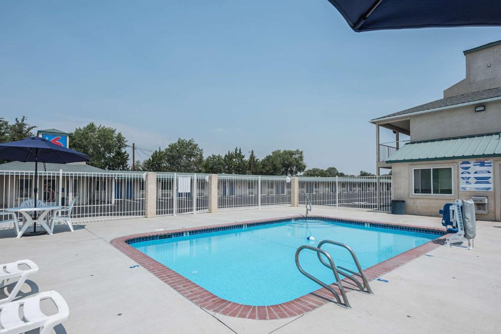 Bazén v ubytování Motel 6-Fallon, NV nebo v jeho okolí