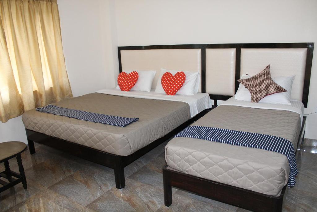 Postel nebo postele na pokoji v ubytování Hotel Jaidharshini Palace