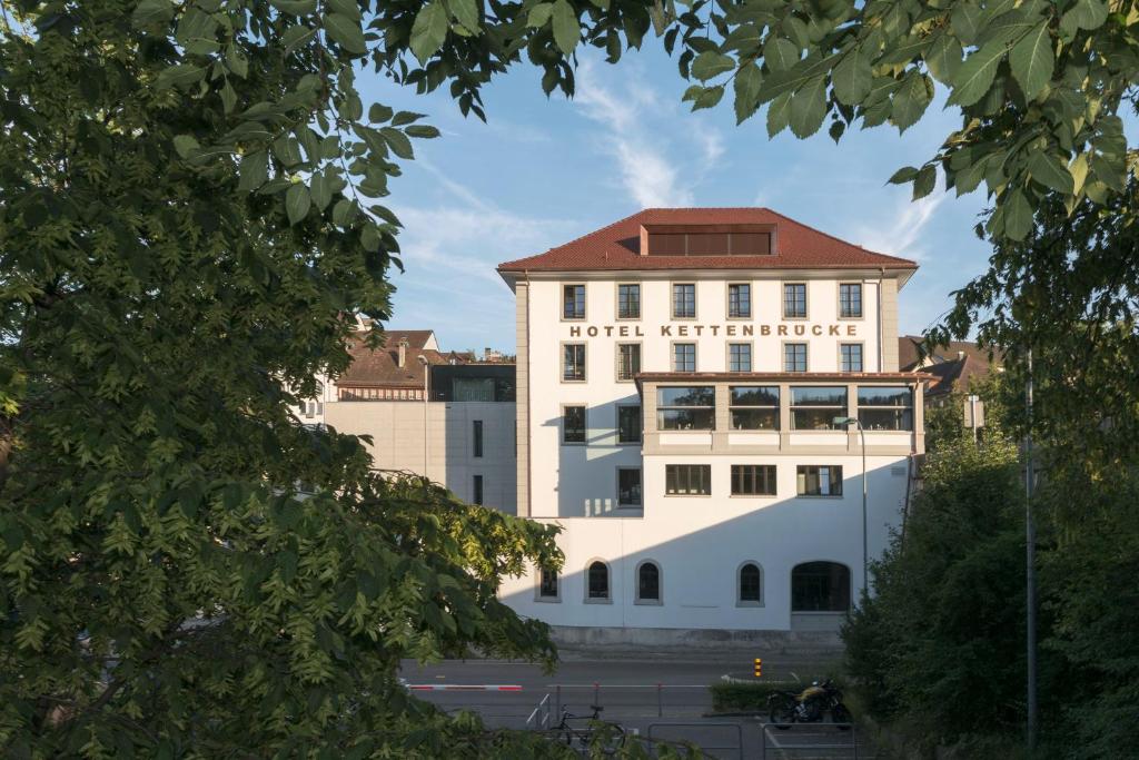 ein Gebäude mit einem Schild auf der Vorderseite in der Unterkunft Hotel Kettenbrücke in Aarau