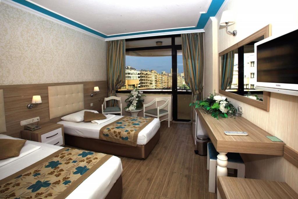 A television and/or entertainment centre at Cender Hotel