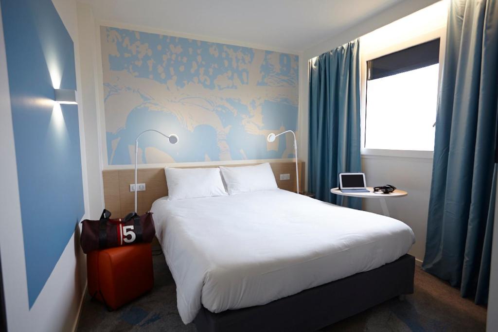Postel nebo postele na pokoji v ubytování ibis Styles Toulouse Nord Sesquieres