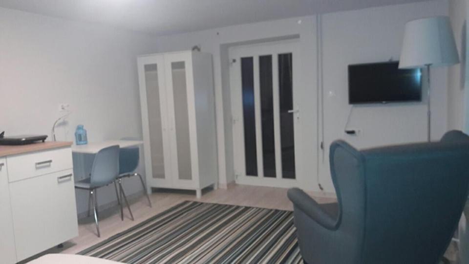 TV a/nebo společenská místnost v ubytování Das Tulpen Apartment