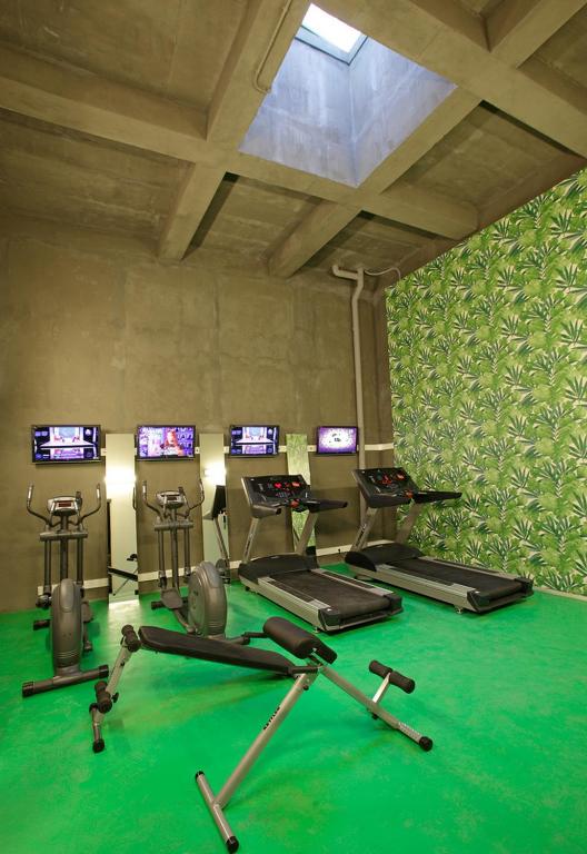 Centrum fitness w obiekcie Athens Mosaico Suites & Apartments