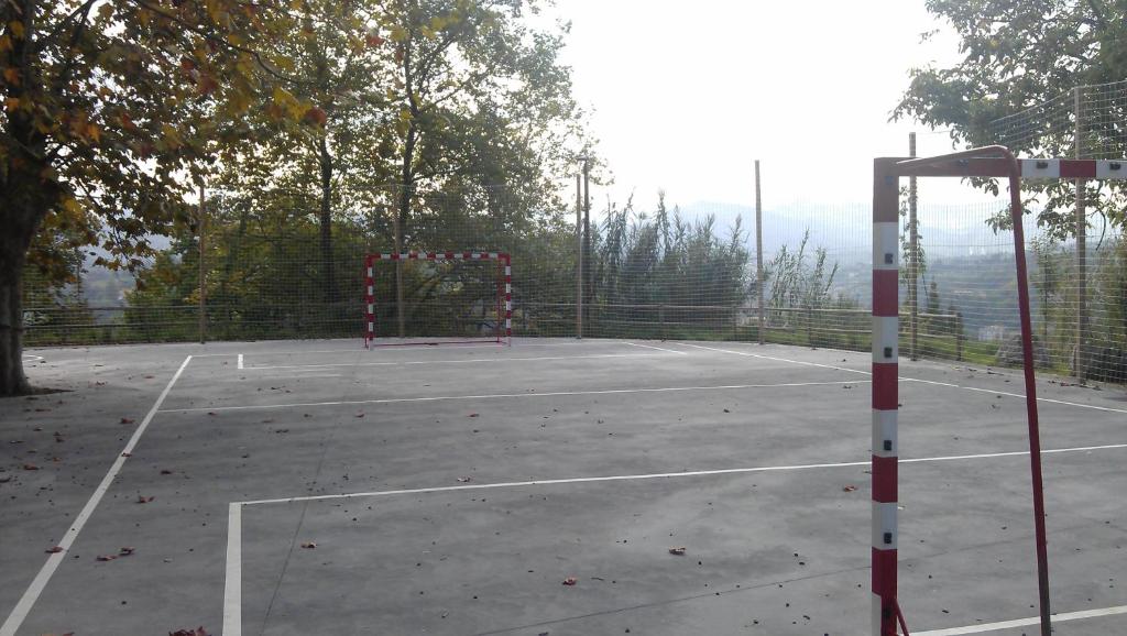 Instalaciones para jugar a tenis o squash en UBA Hostel o alrededores