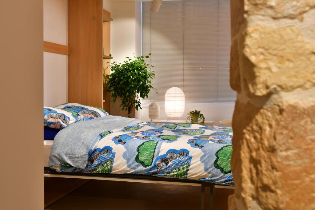 パリにあるMy Story Upのベッドルーム1室(青と白の掛け布団付きのベッド1台付)