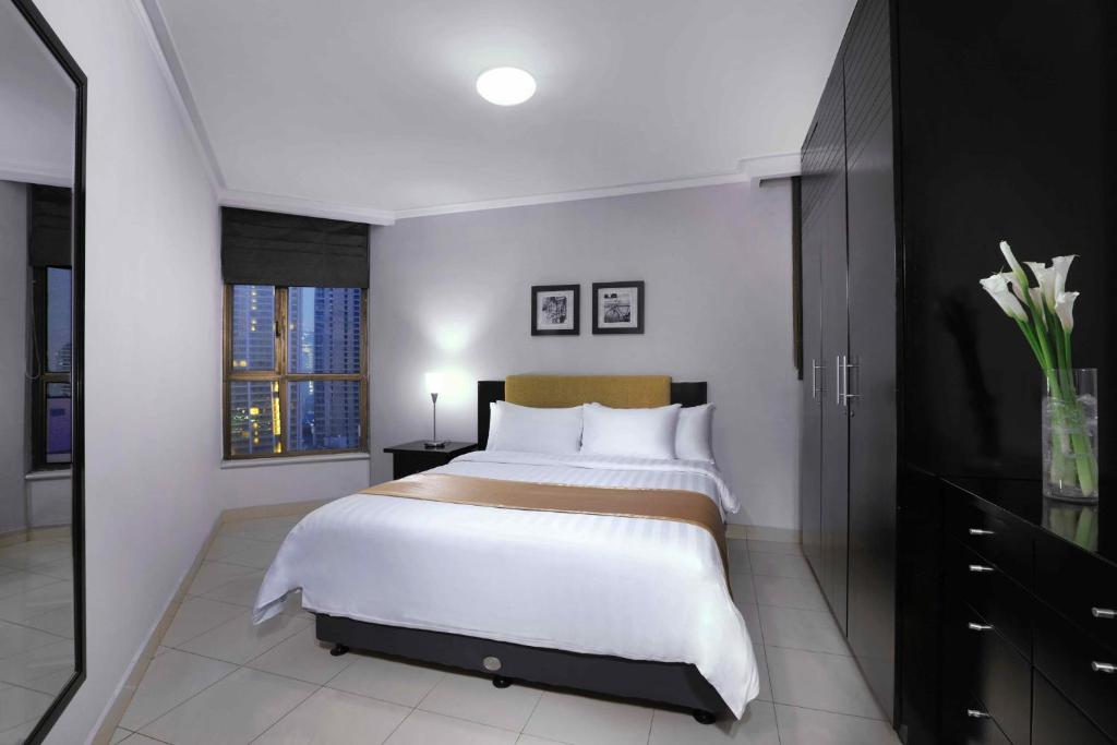Postel nebo postele na pokoji v ubytování Horison Ultima Suite & Residences Rasuna Jakarta