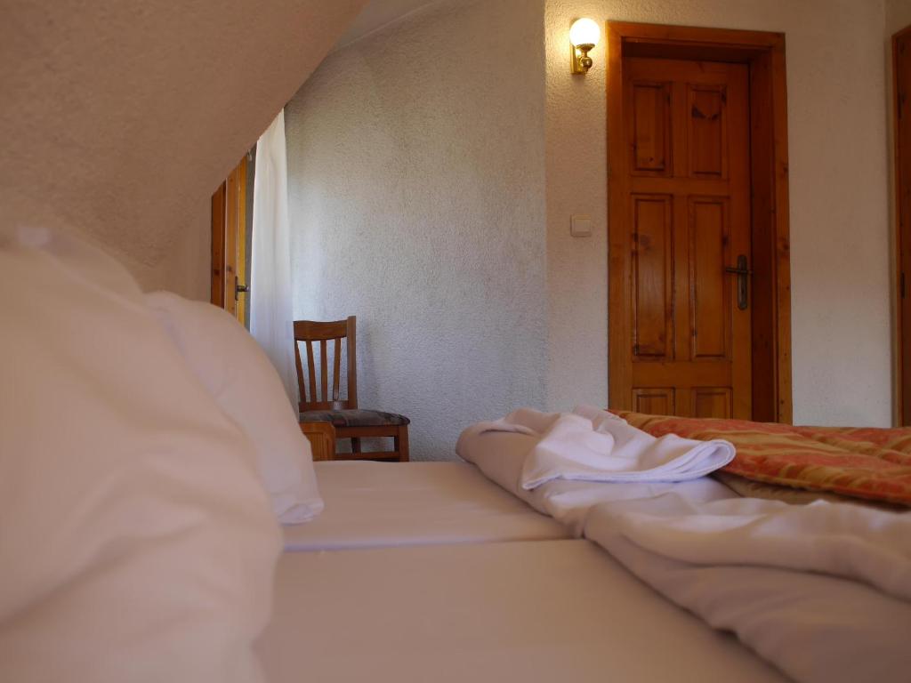 Postel nebo postele na pokoji v ubytování Family Hotel Silver