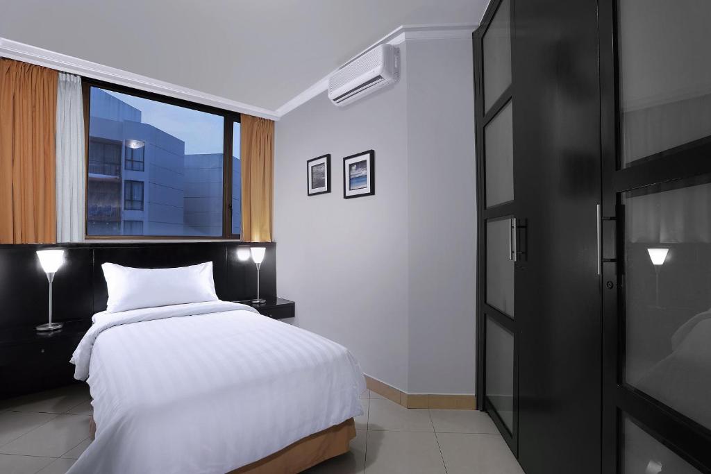 Postel nebo postele na pokoji v ubytování Horison Ultima Suite & Residences Rasuna Jakarta