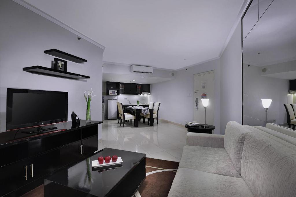 TV a/nebo společenská místnost v ubytování Horison Ultima Suite & Residences Rasuna Jakarta