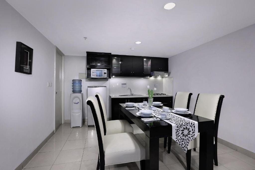 Kuchyň nebo kuchyňský kout v ubytování Horison Ultima Suite & Residences Rasuna Jakarta