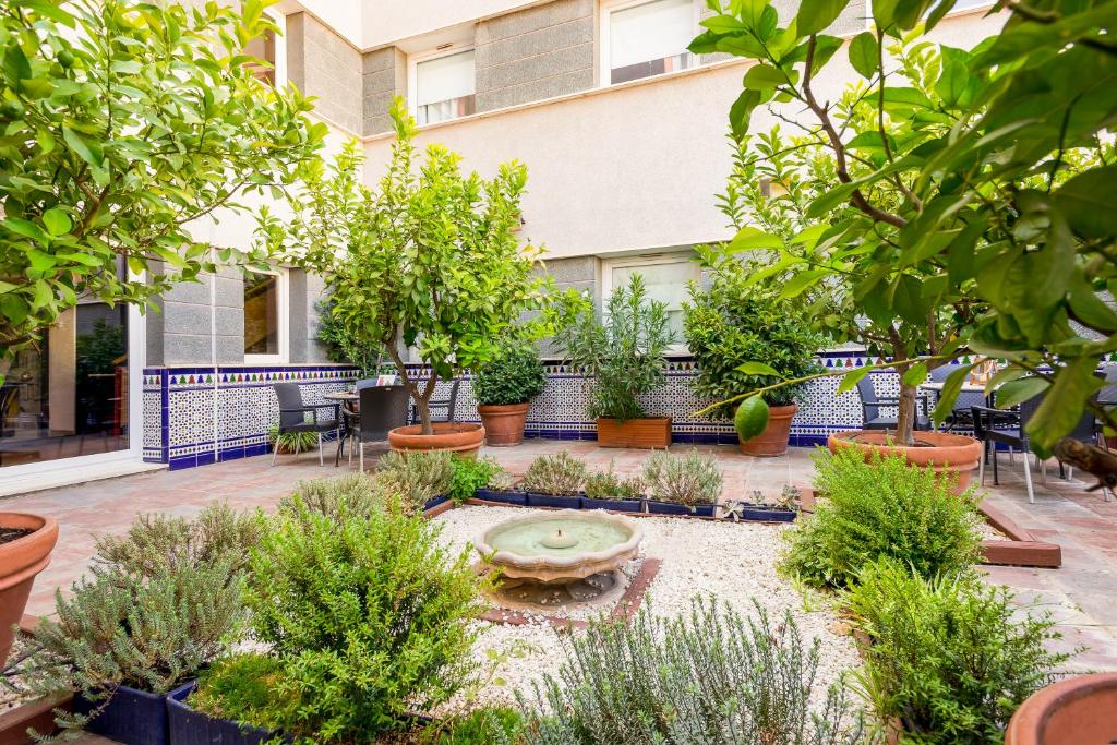 Vonkajšia záhrada v ubytovaní Ibis Granada