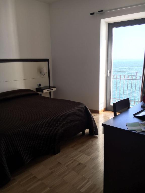Postel nebo postele na pokoji v ubytování Baja delle Sirene