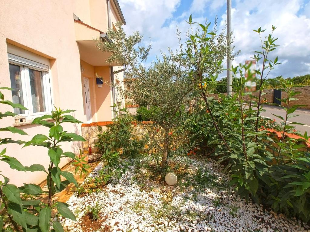 Vonkajšia záhrada v ubytovaní Apartment with 4 Bedrooms 446