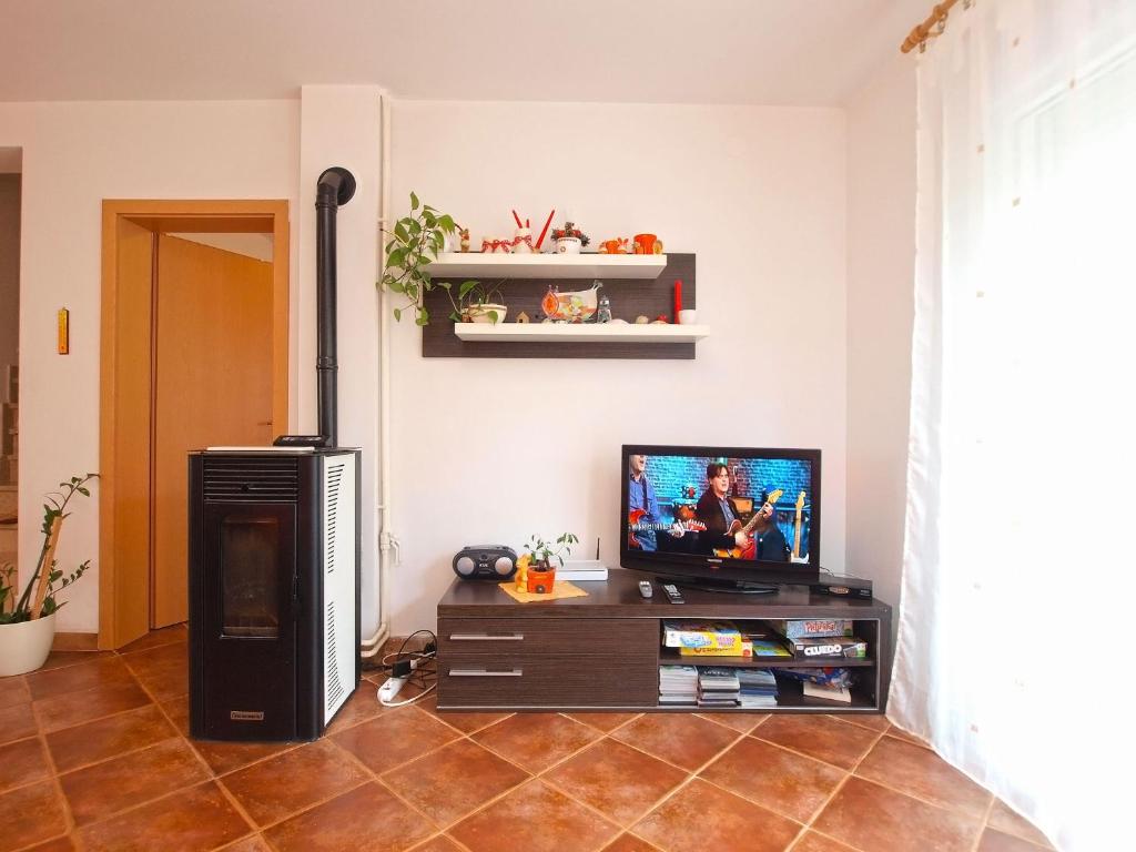 Televízia a/alebo spoločenská miestnosť v ubytovaní Apartment with 4 Bedrooms 446
