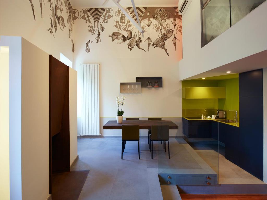 Η κουζίνα ή μικρή κουζίνα στο The Pinball Luxury Suites