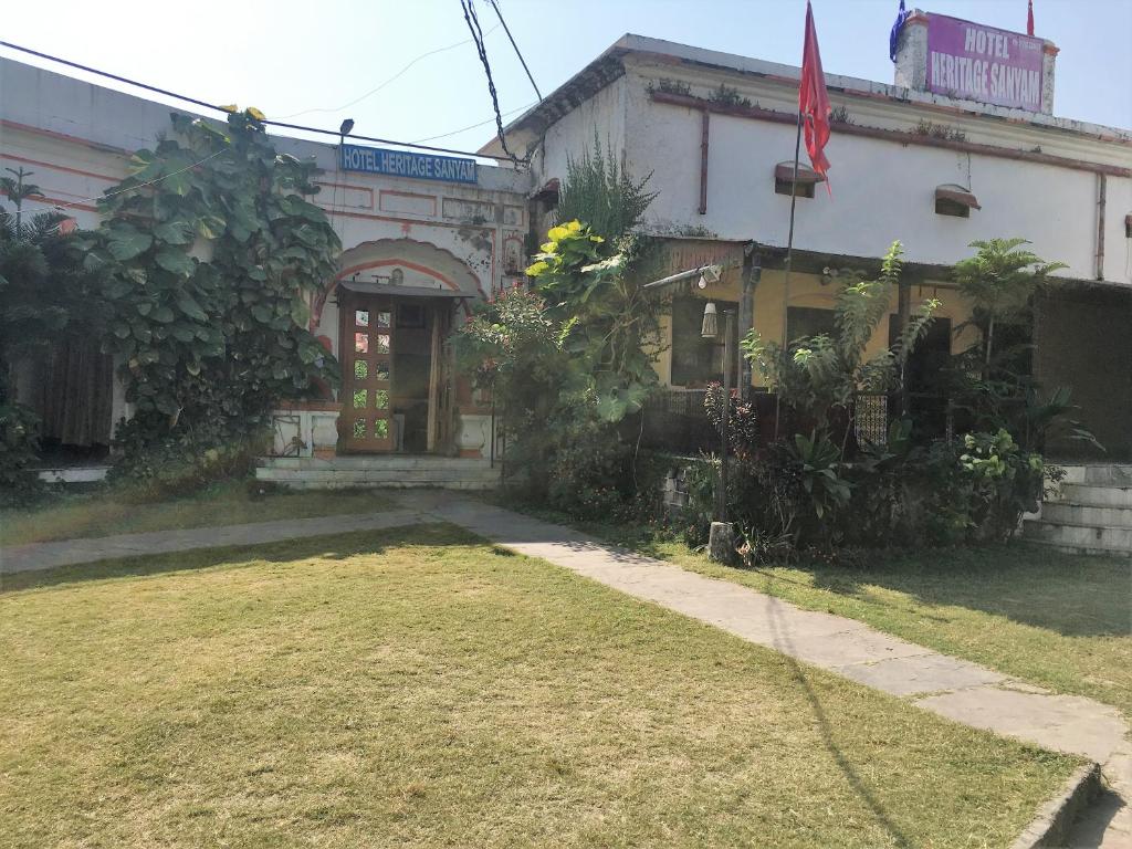 ein Haus mit einem Rasen davor in der Unterkunft Hotel Heritage Sanyam in Nahan