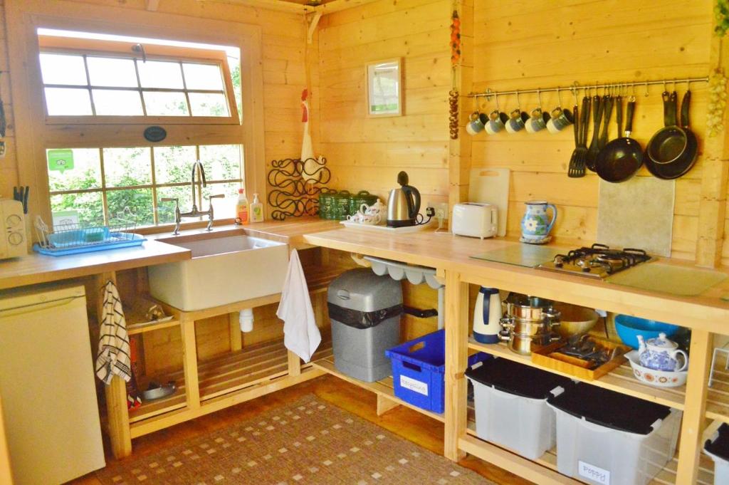 Kuchyň nebo kuchyňský kout v ubytování Acorn Glade Glamping