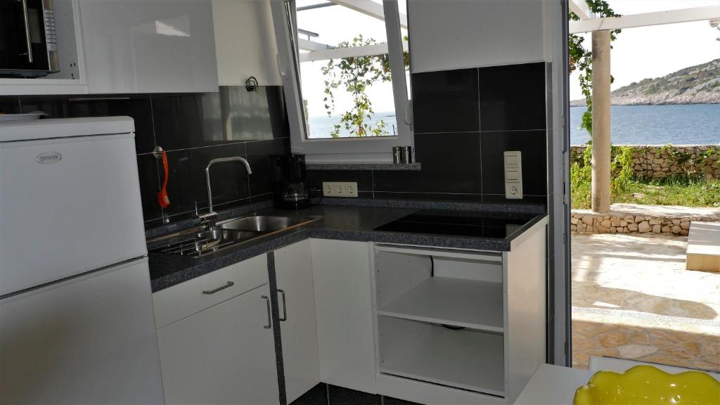 Kuchyň nebo kuchyňský kout v ubytování Direkt am Meer-Apartments Puntaplanka