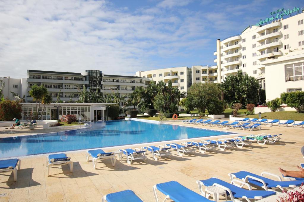 Bazén v ubytování Suite Hotel Jardins Da Ajuda nebo v jeho okolí