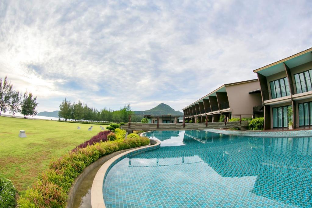 Bazén v ubytování La Isla Pranburi Beach Resort nebo v jeho okolí
