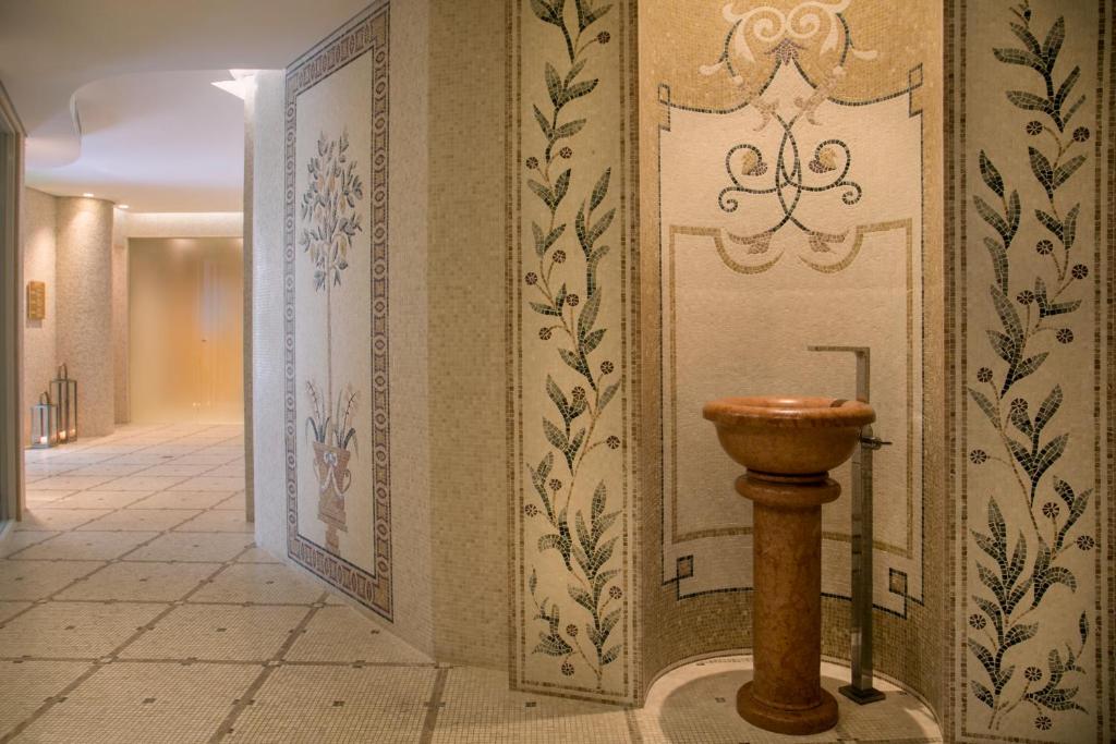 a bathroom with a toilet in a hallway at Casale Panayiotis in Kalopanayiotis