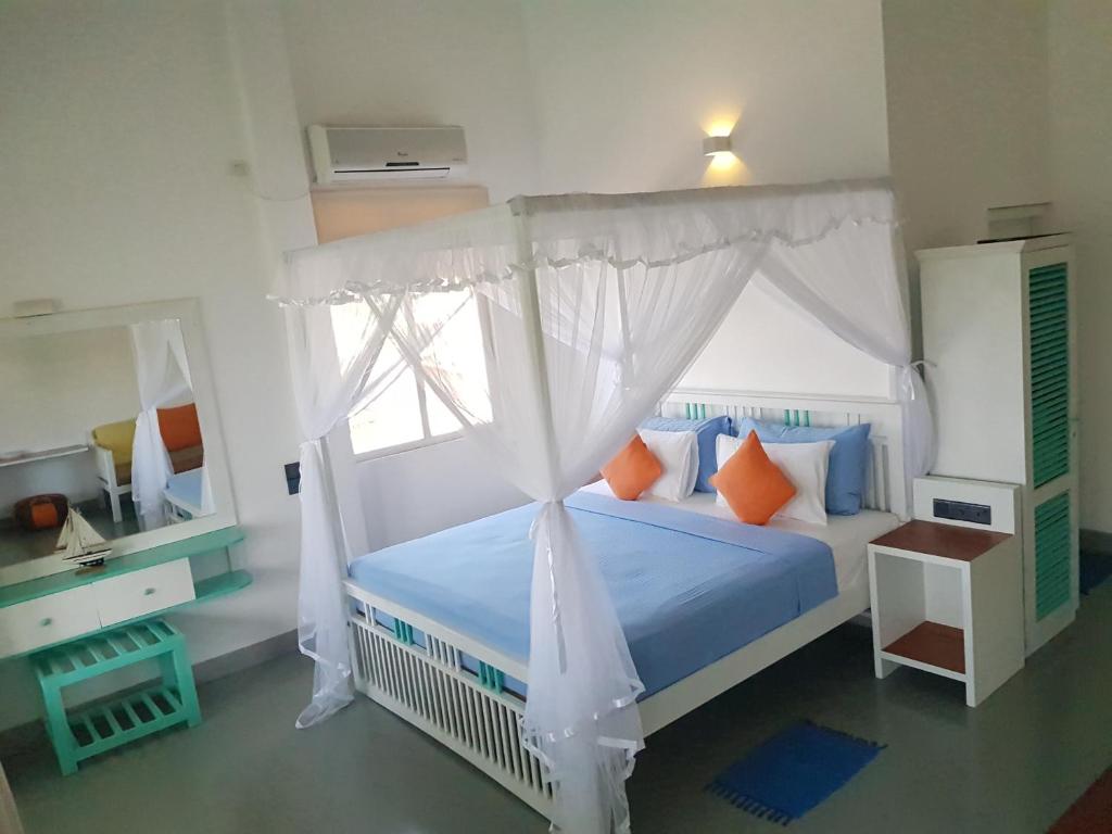 Postel nebo postele na pokoji v ubytování Neela's Beach Inn