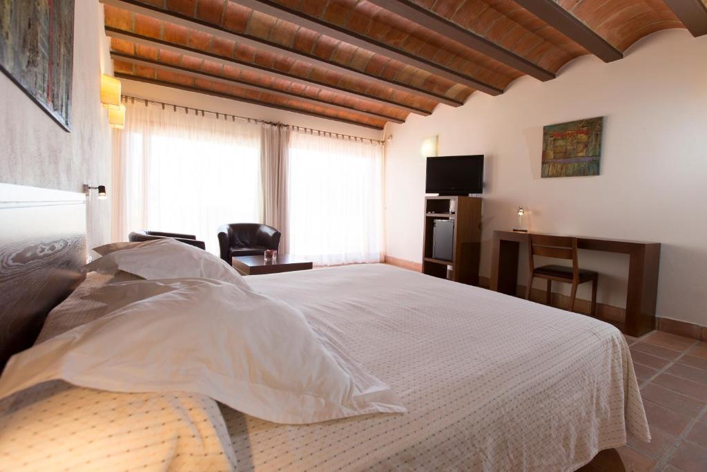 Postel nebo postele na pokoji v ubytování Hotel Cal Naudi