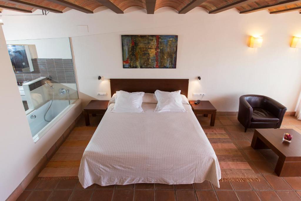 Postel nebo postele na pokoji v ubytování Hotel Cal Naudi