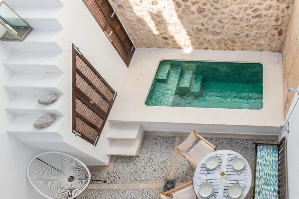 Πισίνα στο ή κοντά στο Townhouse on the rocks By homevillas360