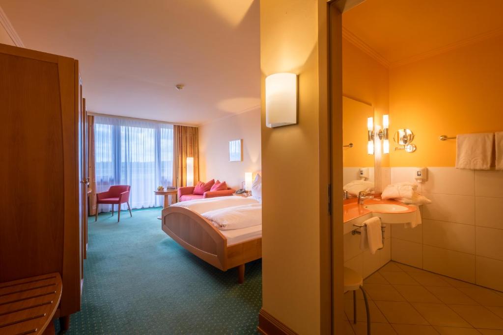 Postel nebo postele na pokoji v ubytování Gesundheitshotel Weißenstadt am See
