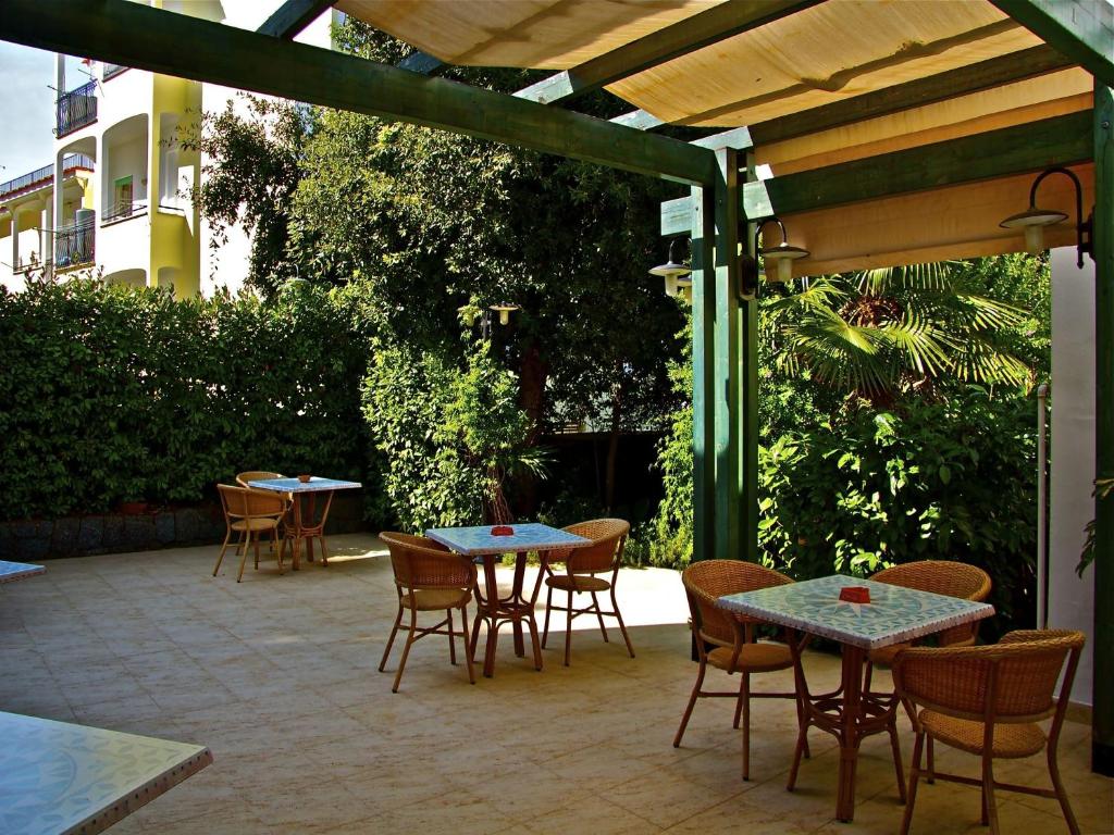 Un jardín fuera de Hotel Vittoria