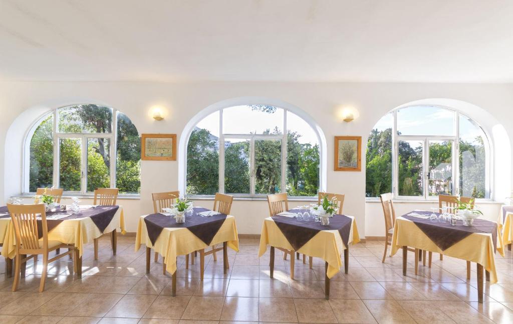 Un restaurante u otro lugar para comer en Hotel Vittoria