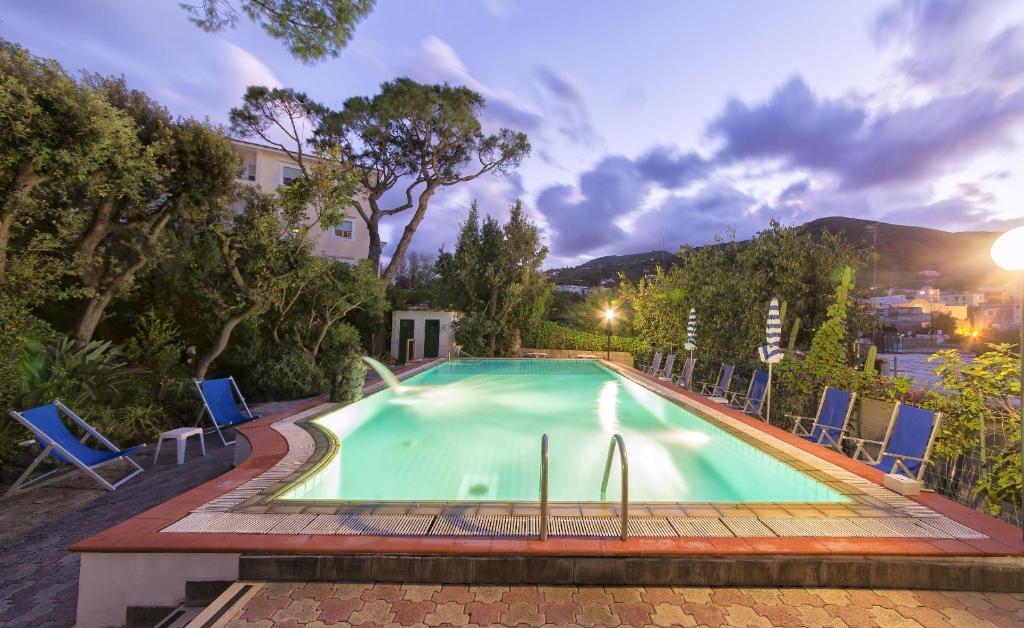 La alberca dentro o cerca de Hotel Vittoria