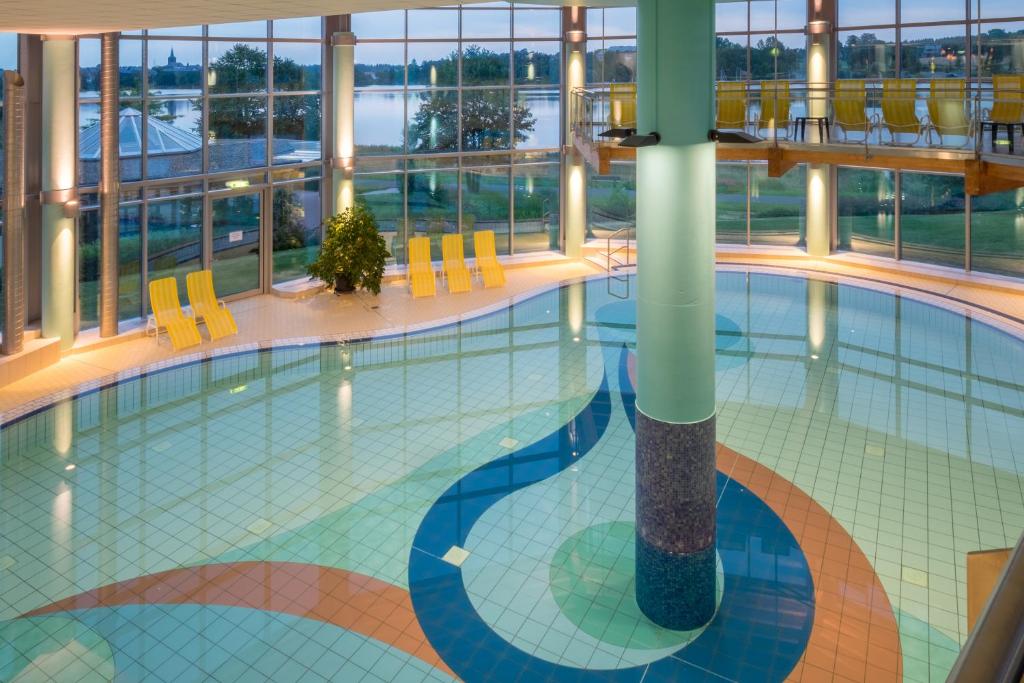 Bazén v ubytování Gesundheitshotel Weißenstadt am See nebo v jeho okolí