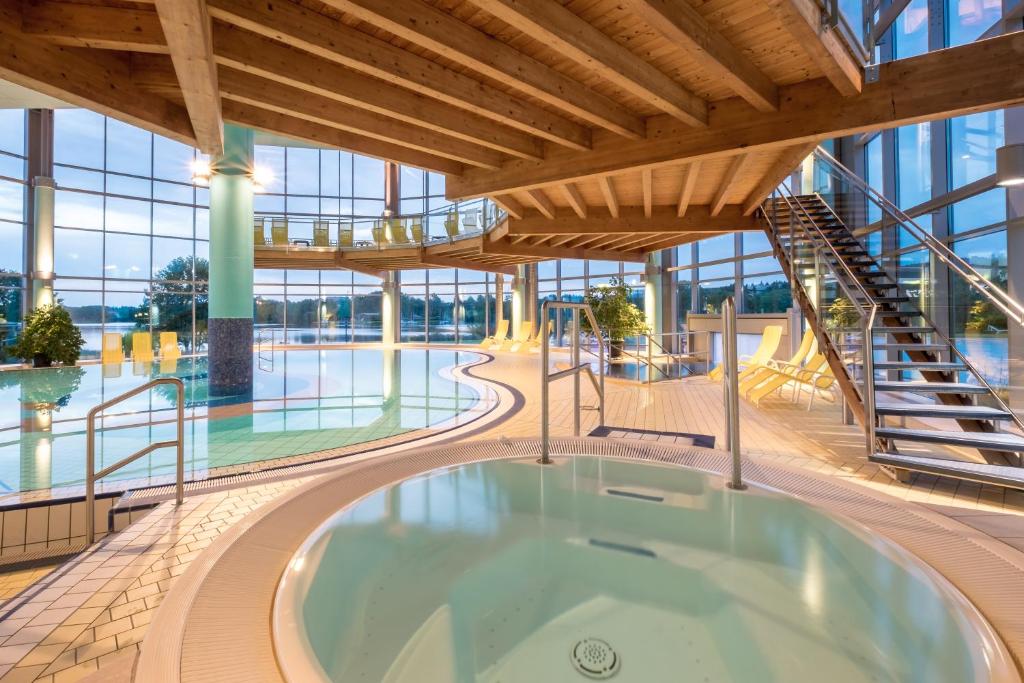 Bazén v ubytování Gesundheitshotel Weißenstadt am See nebo v jeho okolí
