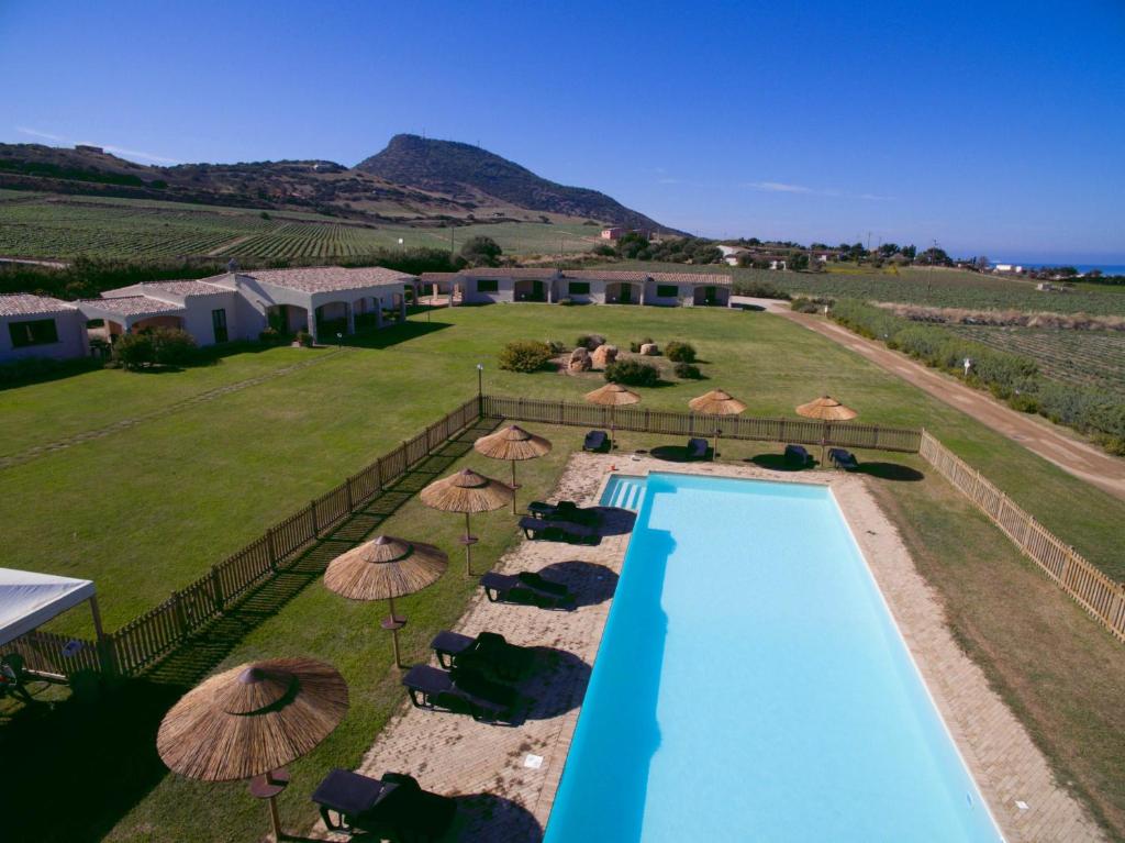 uma vista superior de uma piscina com guarda-sóis em Tenute Costadoria (Valle di Cynara) em Valledoria
