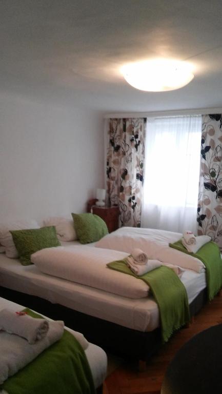 Postel nebo postele na pokoji v ubytování Cityhotel Junger Fuchs