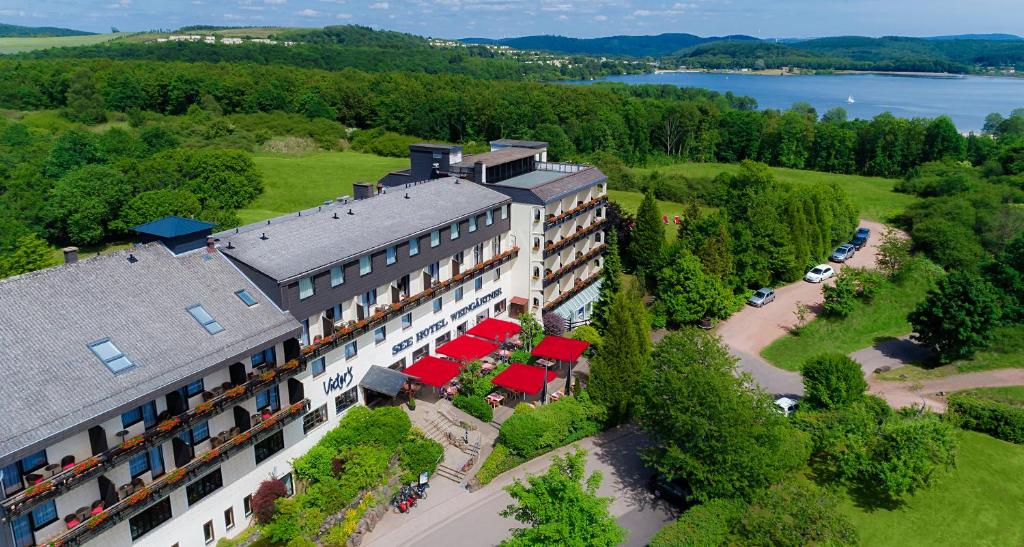 eine Luftansicht eines Resorts mit einem großen Gebäude in der Unterkunft Victor's Seehotel Weingärtner Bostalsee in Bosen-Eckelhausen