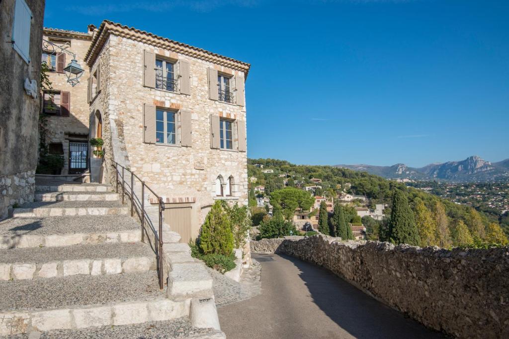 un edificio de piedra con escaleras que conducen a él en La Pourtoune, en Saint-Paul-de-Vence