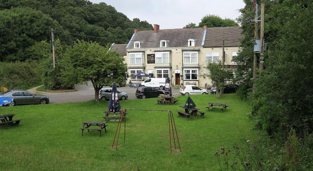 un parque con parque infantil frente a un edificio en Fox & Hound Hotel, en Guisborough