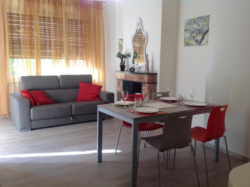 サンレモにあるA Pochi Passi Dal Mareのリビングルーム(テーブル、椅子、ソファ付)