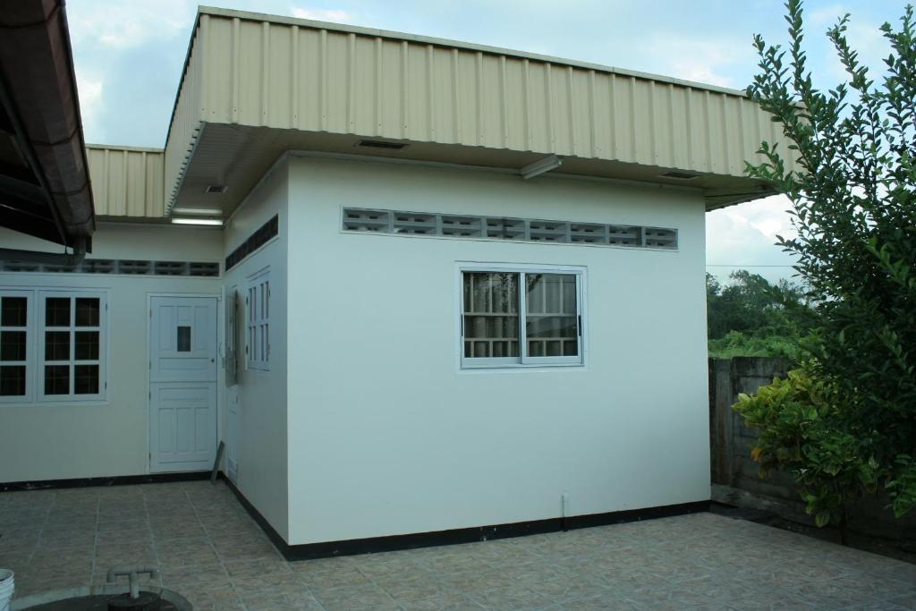 a large white garage with a window on it at Chalet Anna's Pavalesto in Landsboerderij