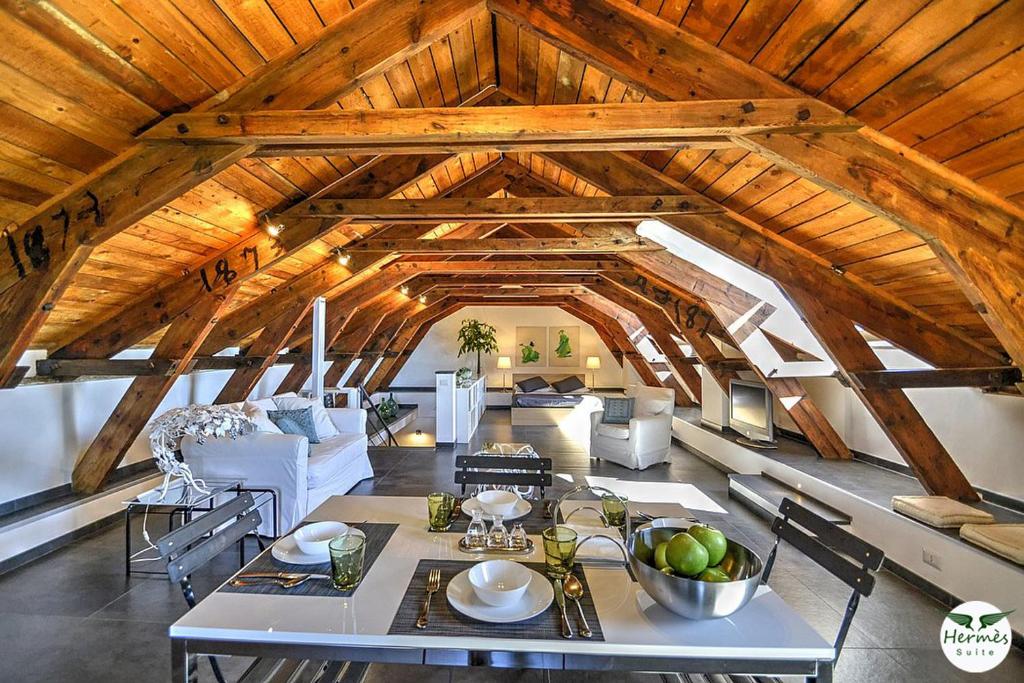 un soggiorno con un grande soffitto in legno di Hermès Suite a Salerno