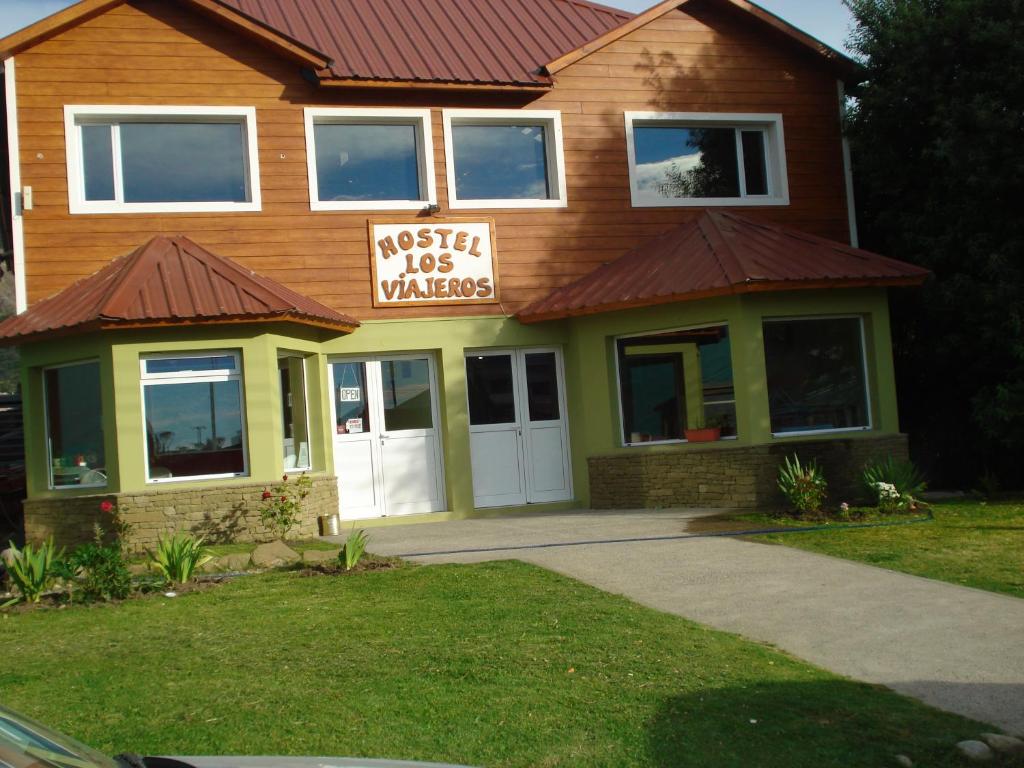 una casa con una señal que lee viviendas nidos en Hostel Los Viajeros en El Chaltén