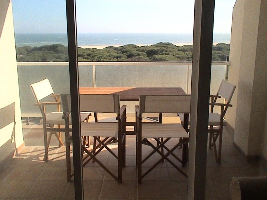 イスラ・クリスティナにあるPinar y Marのテーブルと椅子、海の景色を望むバルコニー