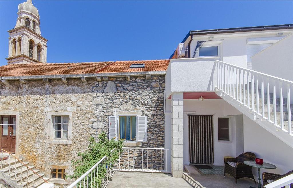 un edificio con una torre de reloj en el fondo en Apartment Kampanel, en Vela Luka