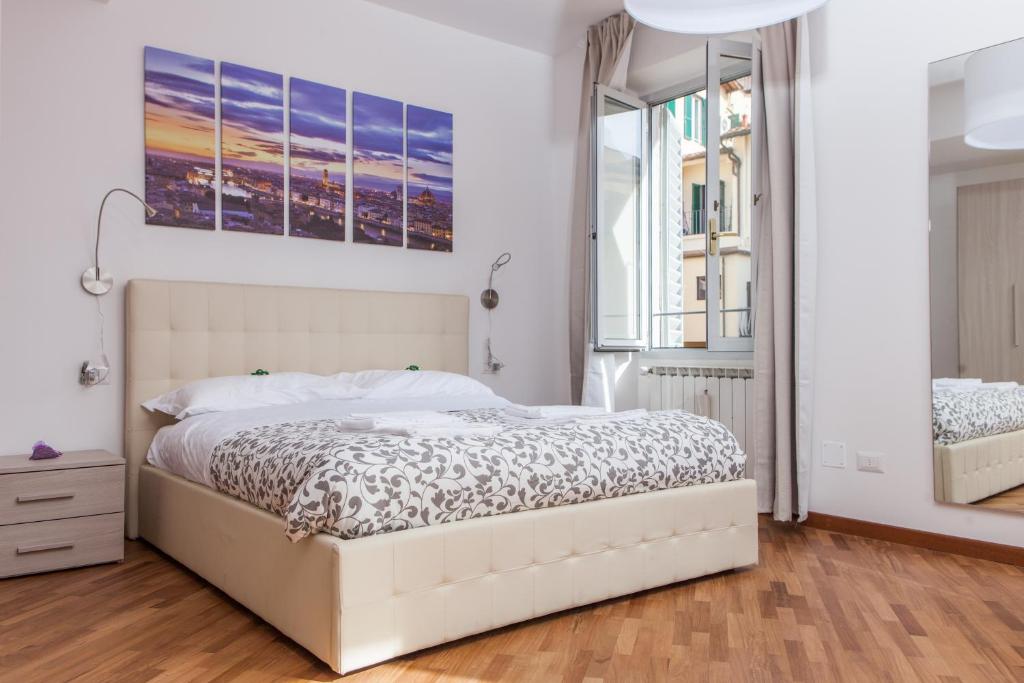 A bed or beds in a room at Le Tre Lune Suites