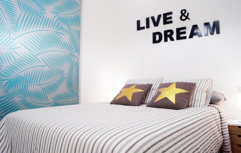 ラスパルマス・デ・グランカナリアにあるApartamento Canteras Playaのベッドルーム1室(黄色い星が描かれたベッド1台付)