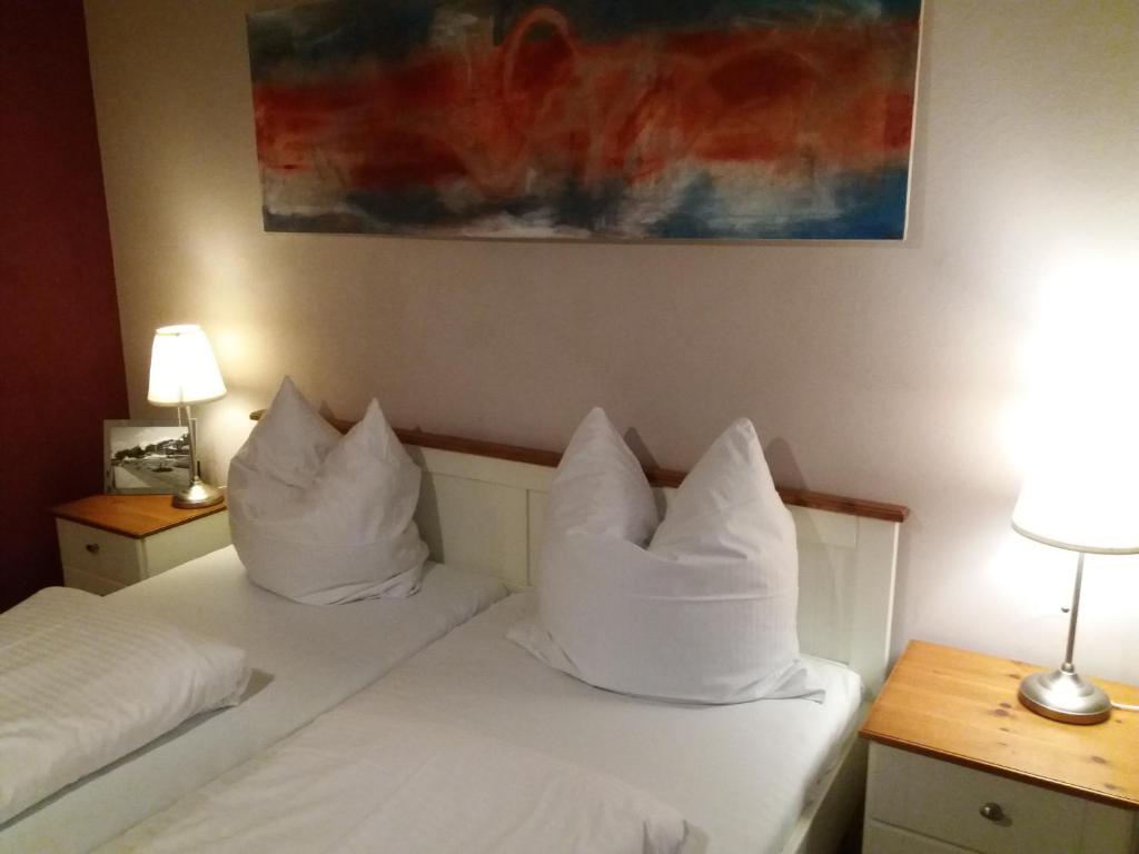 Postel nebo postele na pokoji v ubytování Strandhaus Edersee Nr 12 - Kaminzimmer, Seeblick, Badestrand, Seeterrasse