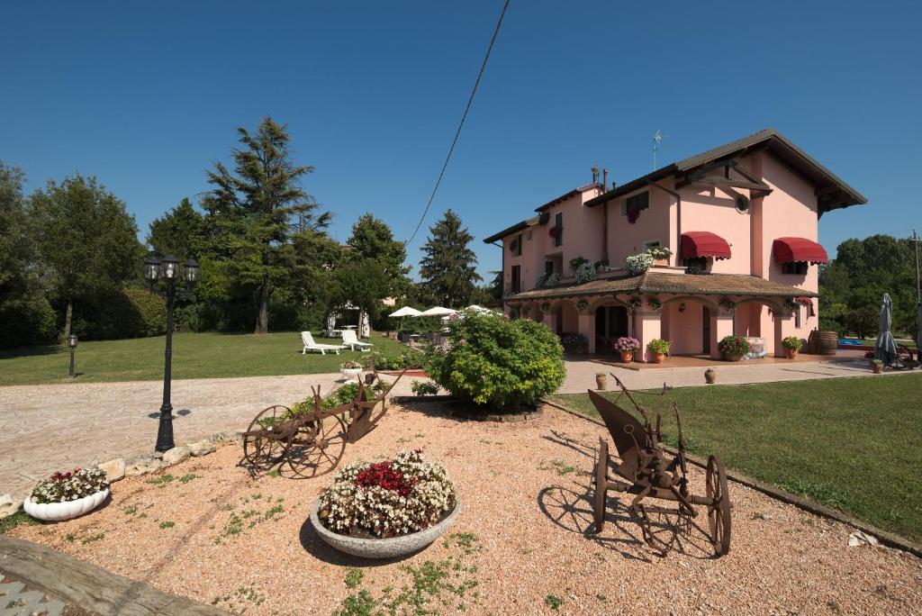 泰瑟拉的住宿－Villa ai Tigli Venezia GUEST HOUSE，院子中带椅子和鲜花的建筑